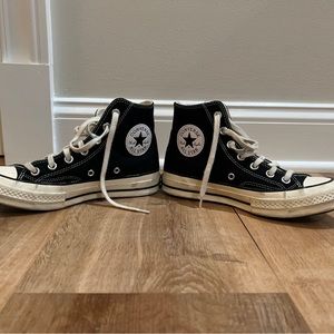 WOMANS BLACK/ OFFWHITE CONVERSE